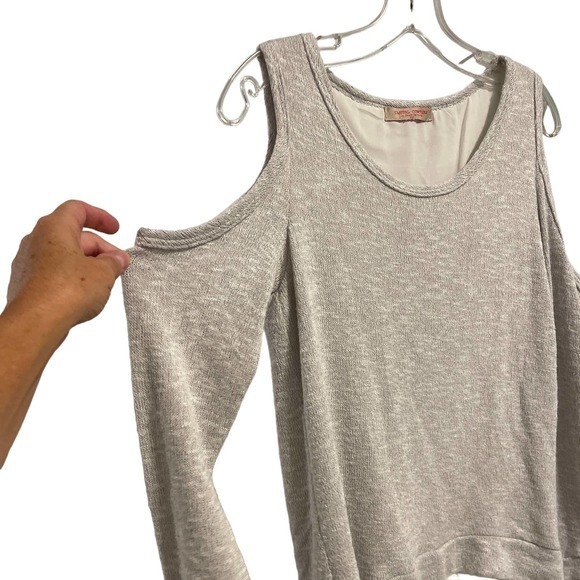 Casual Couture by Green Envelope Cold Shoulder Sweater Size Medium - Picture 3 of 7